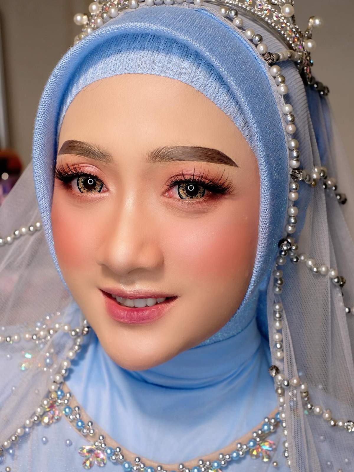 Fresh graduation day makeup