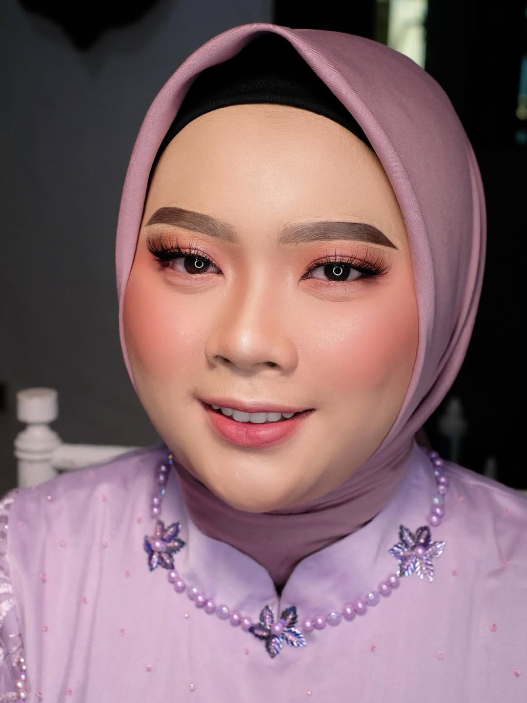Traditional makeup in a classic style